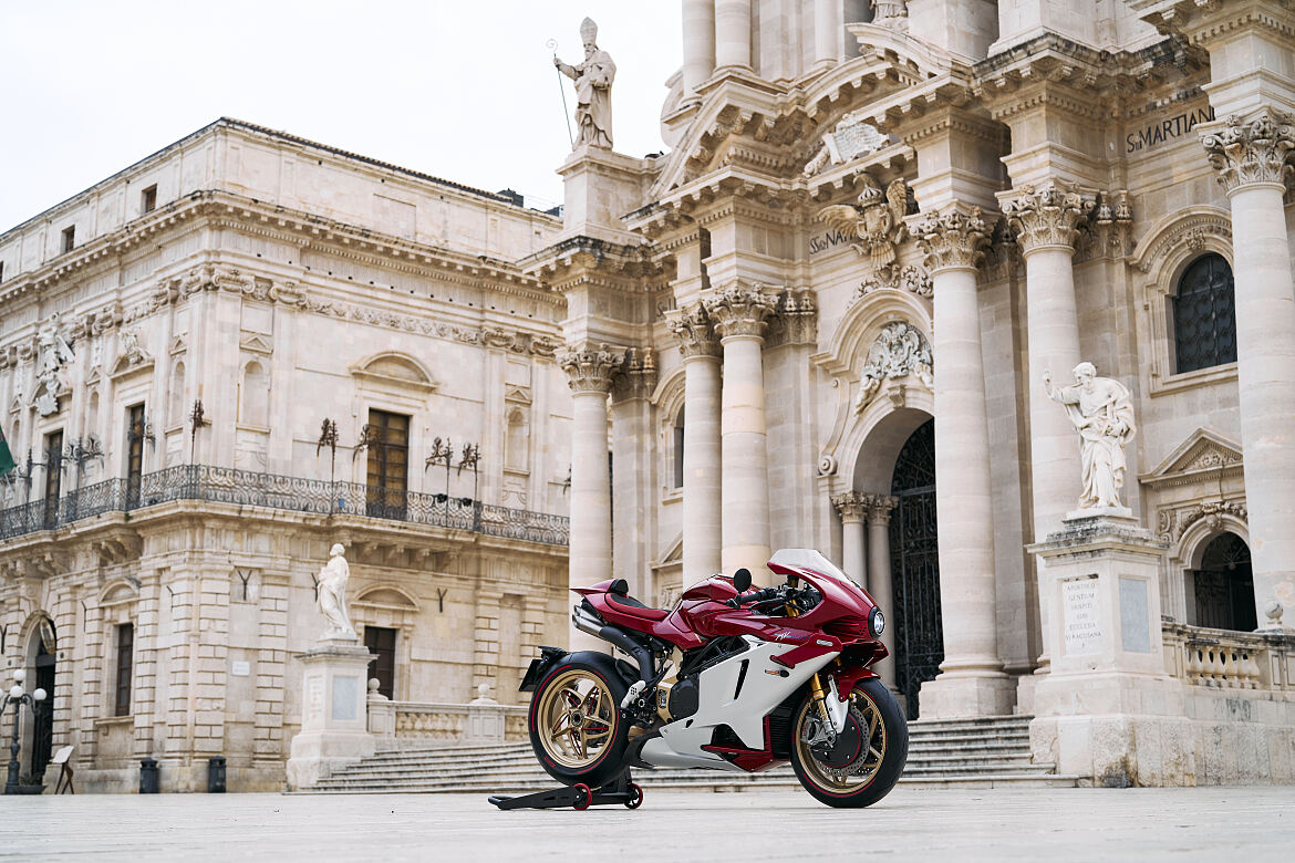 Beauty is not a Sin_MV Agusta Superveloce 1000 Serie Oro (2)