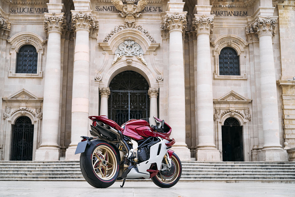 Beauty is not a Sin_MV Agusta Superveloce 1000 Serie Oro (1)